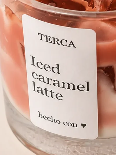 Detalle de la etiqueta de la vela TERCA Iced Caramel Latte