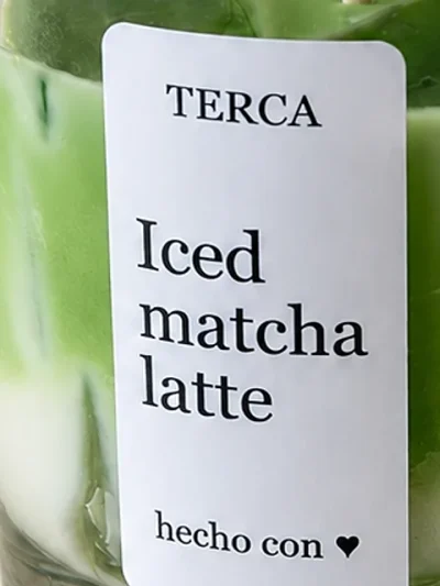Detalle de la etiqueta de la vela TERCA Iced Matcha Latte
