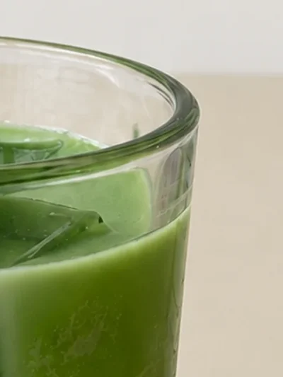 Detalle de los hielos de la vela TERCA Iced Matcha Latte