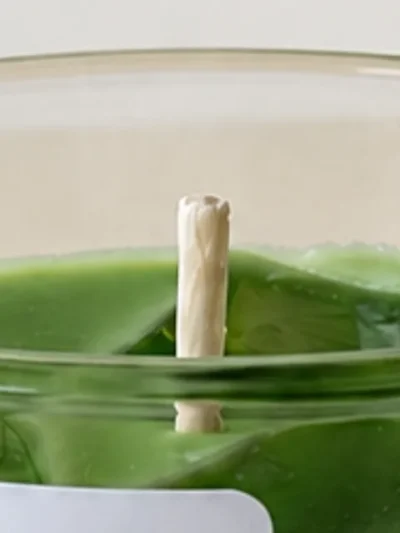 Detalle de la mecha de la vela TERCA Iced Matcha Latte