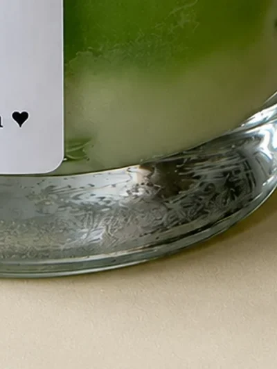 Detalle de el vaso de la vela TERCA Iced Matcha Latte