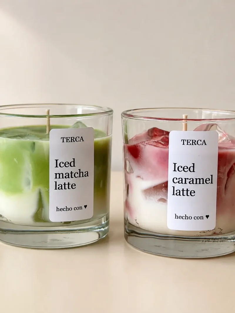 Velas TERCA Iced Matcha Latte e Iced Caramel Latte juntas, con las etiquetas legibles