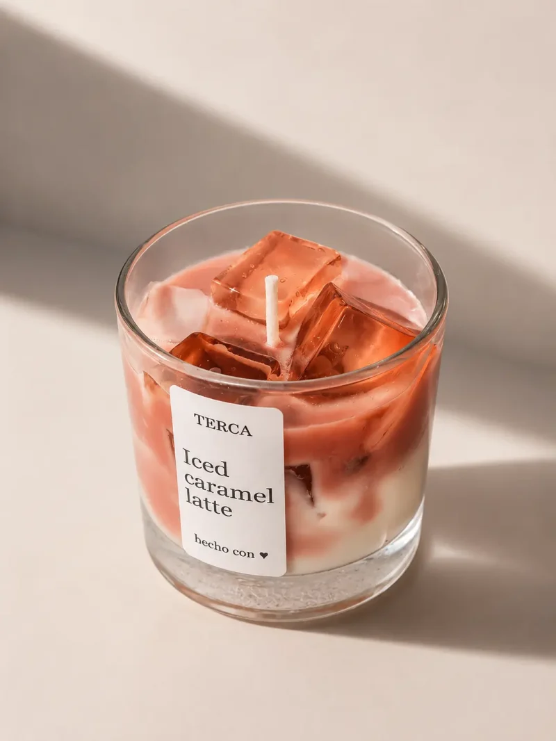 Vela TERCA Iced Caramel Latte: cera rosé sobre base crema, con cubos de cera translúcida