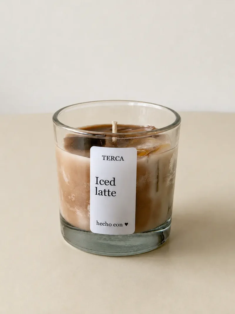 Detalle de la cera ámbar y los cubos de la vela TERCA Iced Latte