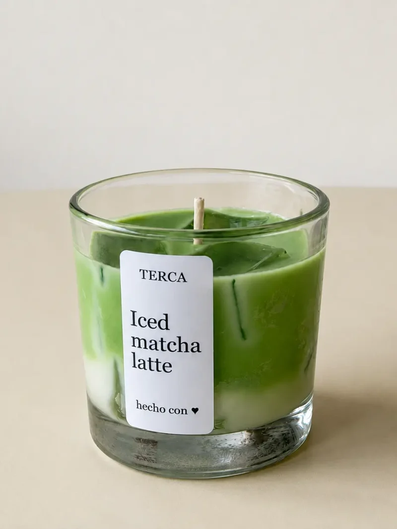 Vela TERCA Iced Matcha Latte: cera verde matcha sobre base crema, con cubos de cera translúcida
