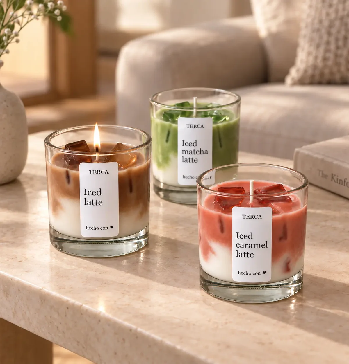 Las tres velas TERCA de la colección N° 01 sobre una mesa de living, con la Iced Latte encendida