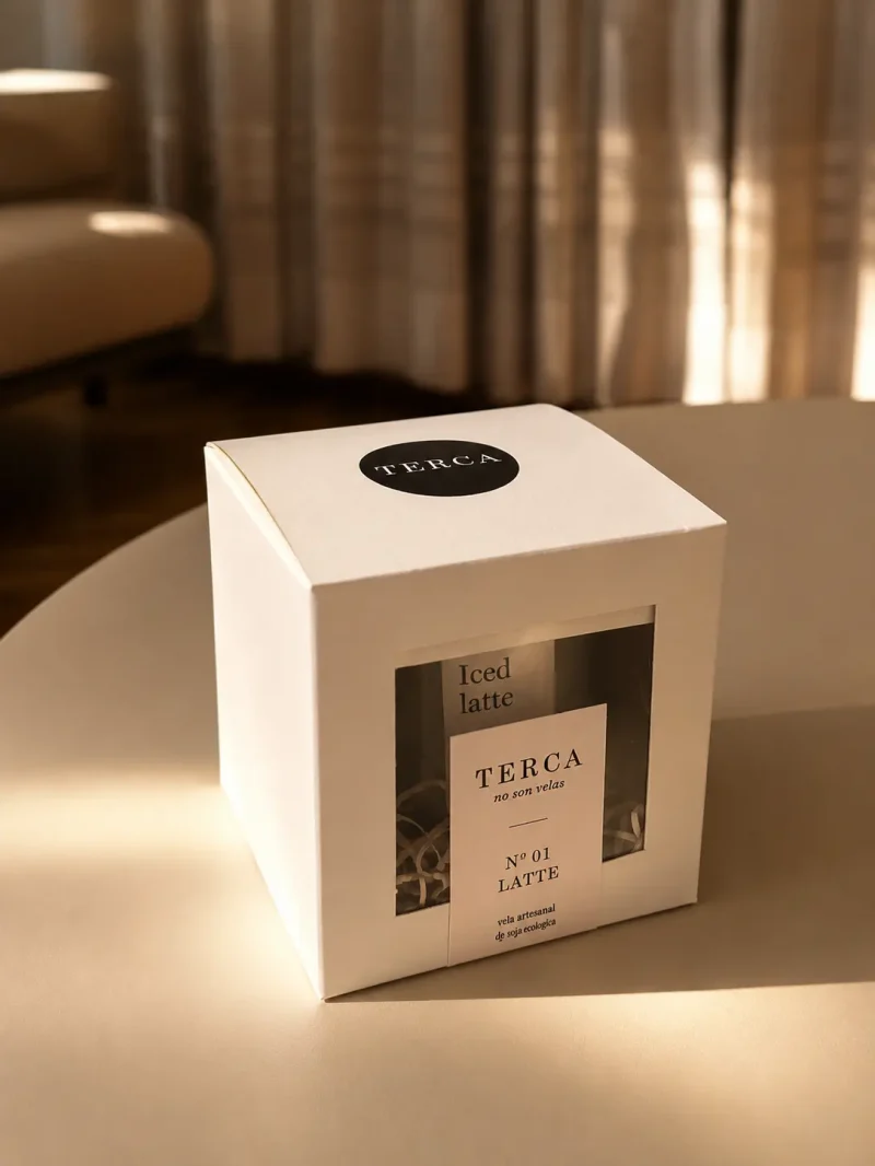 Caja de cartón crema de TERCA con sello circular y ventana al frente