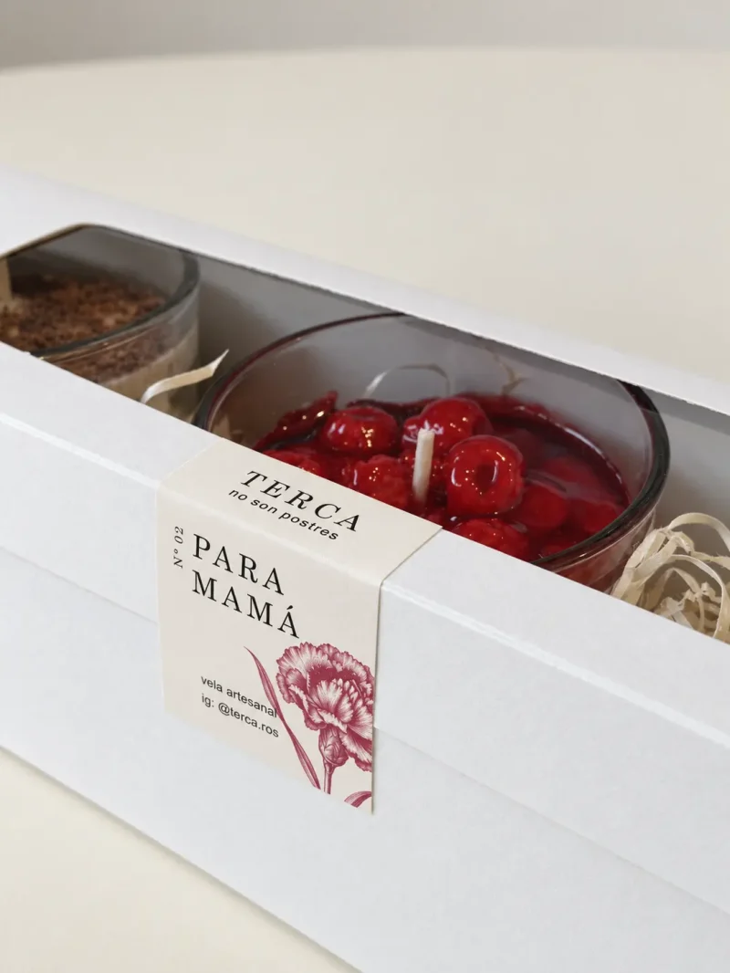 Detalle de la faja de la caja ANTOJO: TERCA, no son postres, N° 02 PARA MAMÁ, con un clavel ilustrado