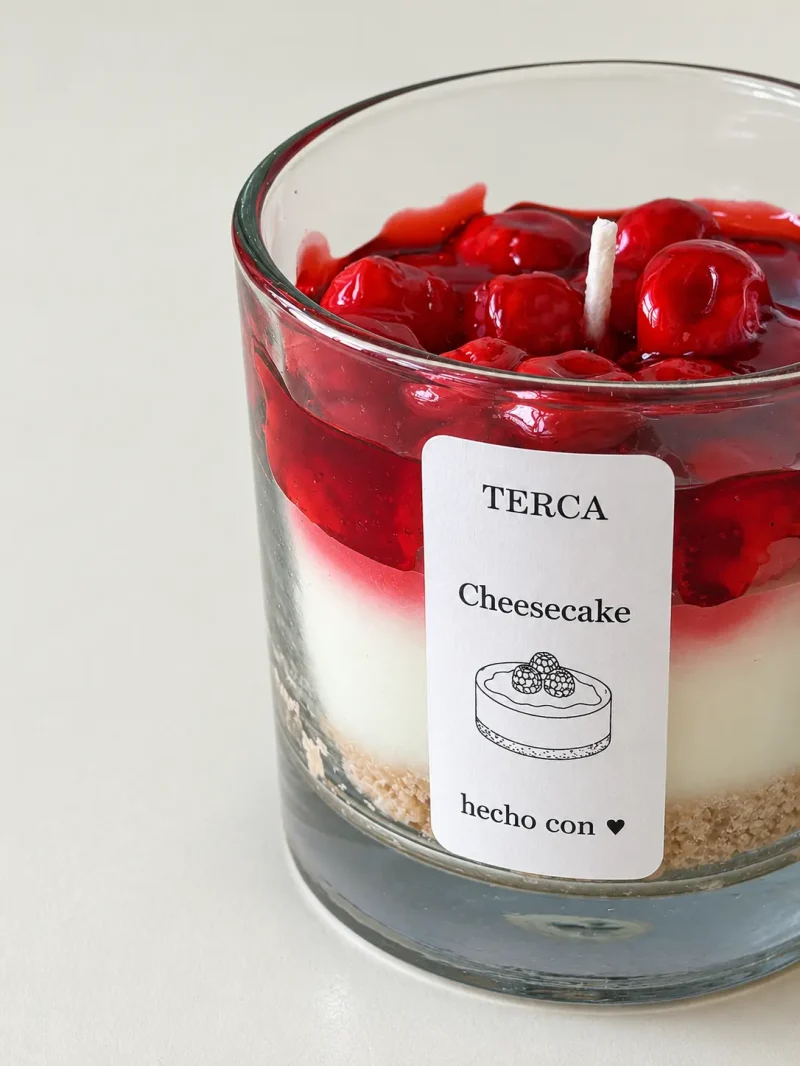 Vela TERCA Cheesecake vista desde arriba, con los frutos rojos de cera en la superficie