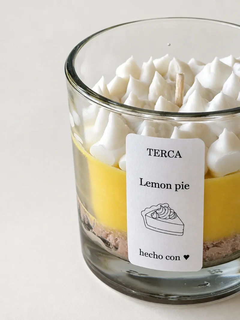 Detalle de los picos de merengue de cera de la vela TERCA Lemon pie