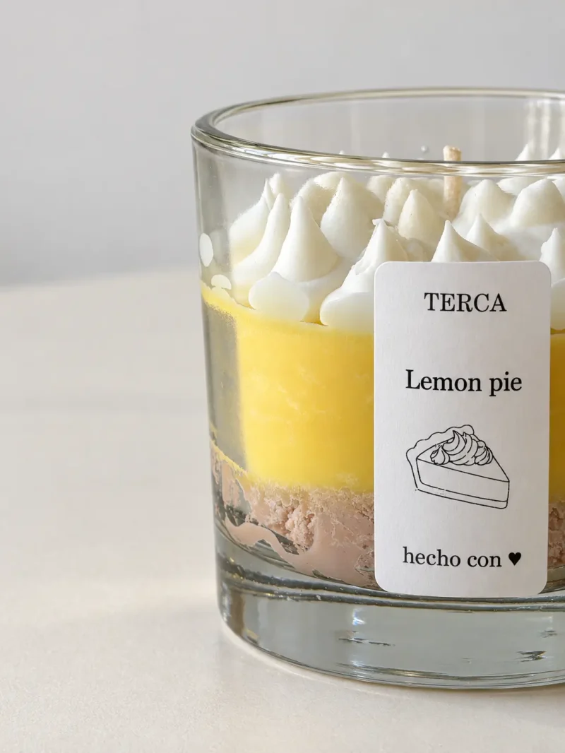 Detalle de las capas de la vela TERCA Lemon pie: masa, crema de limón y merengue